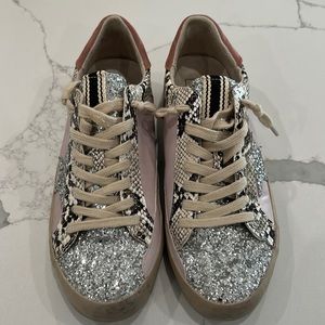 Women’s fashion sneaker